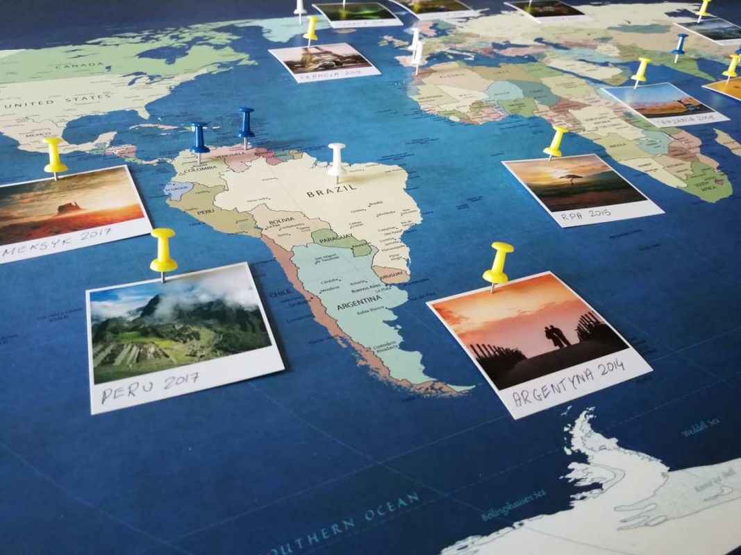 Personalizowana mapa świata do oznaczania podróży granatowa PicArta